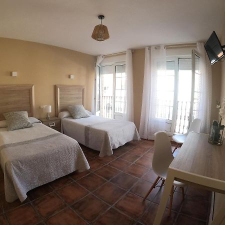 Hostal Santiago Carrion De Los Condes Bagian luar foto