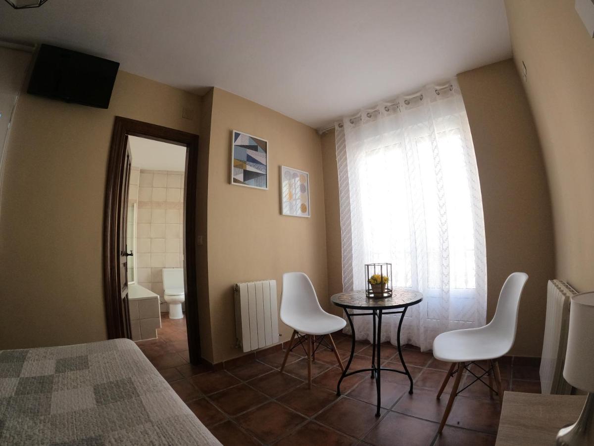 Hostal Santiago Carrion De Los Condes Bagian luar foto