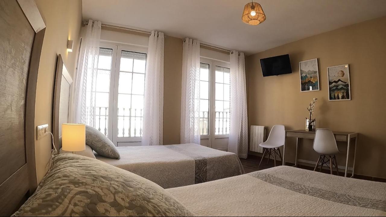 Hostal Santiago Carrion De Los Condes Bagian luar foto