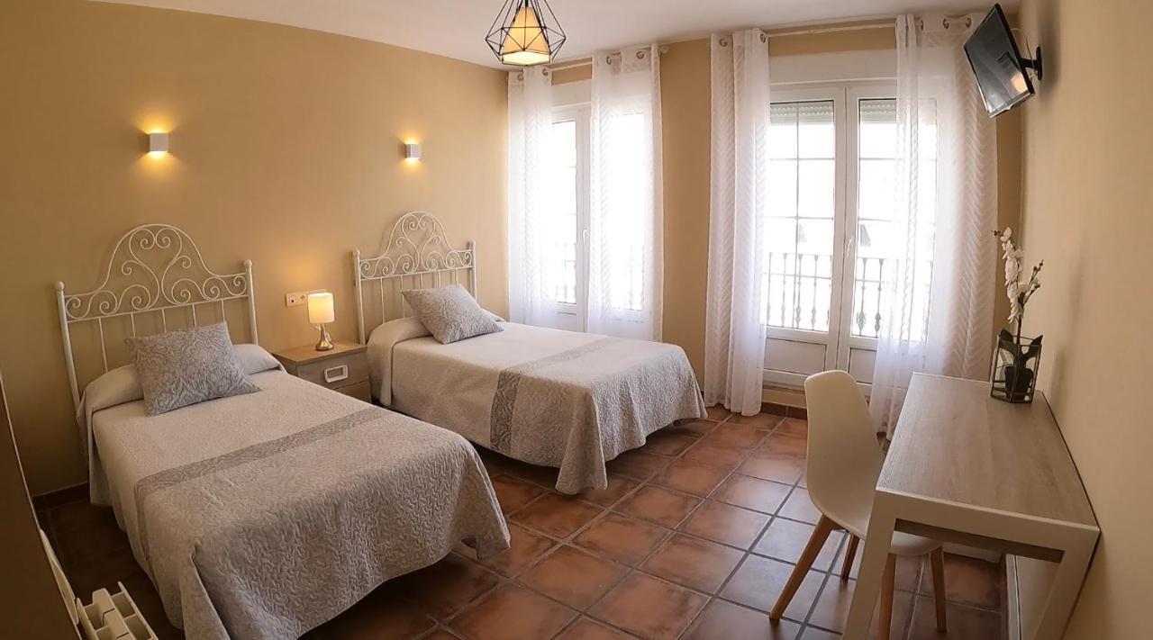 Hostal Santiago Carrion De Los Condes Bagian luar foto
