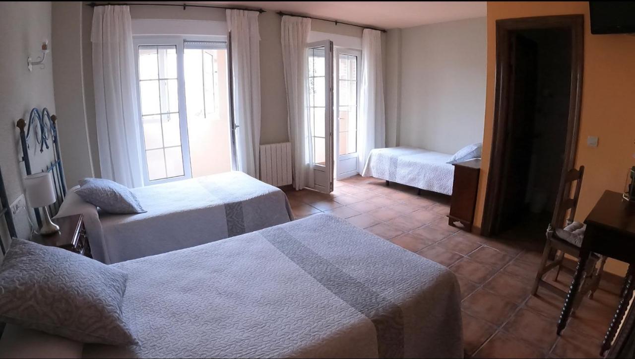 Hostal Santiago Carrion De Los Condes Bagian luar foto