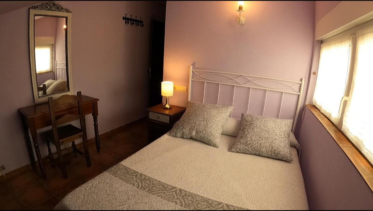 Hostal Santiago Carrion De Los Condes Bagian luar foto
