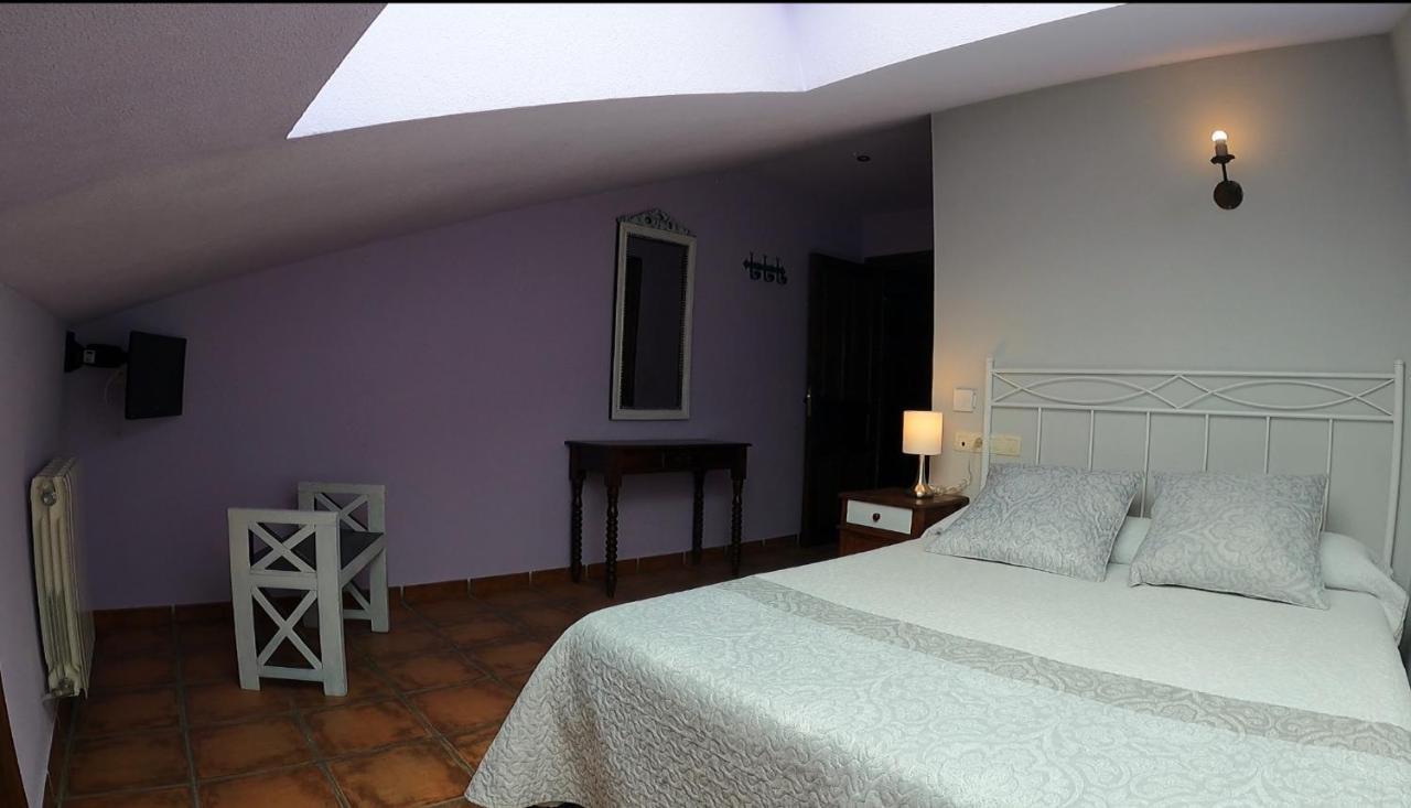 Hostal Santiago Carrion De Los Condes Bagian luar foto