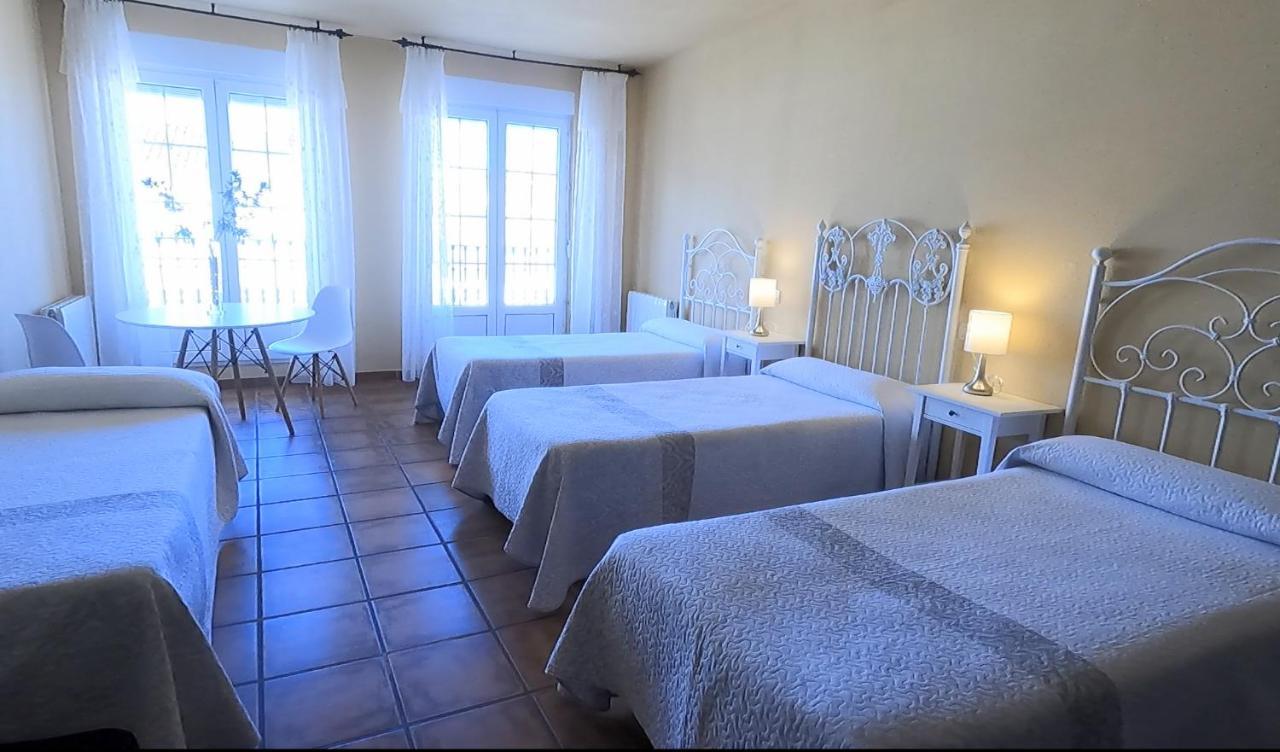 Hostal Santiago Carrion De Los Condes Bagian luar foto