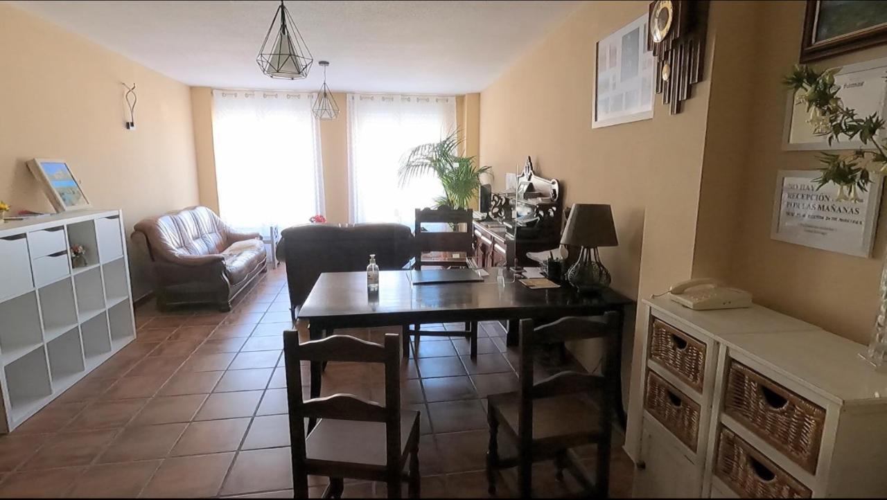 Hostal Santiago Carrion De Los Condes Bagian luar foto