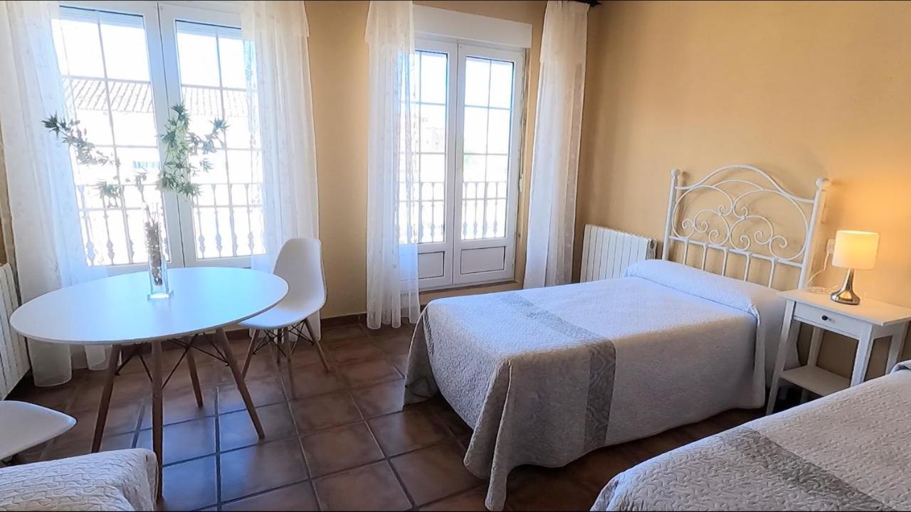 Hostal Santiago Carrion De Los Condes Bagian luar foto
