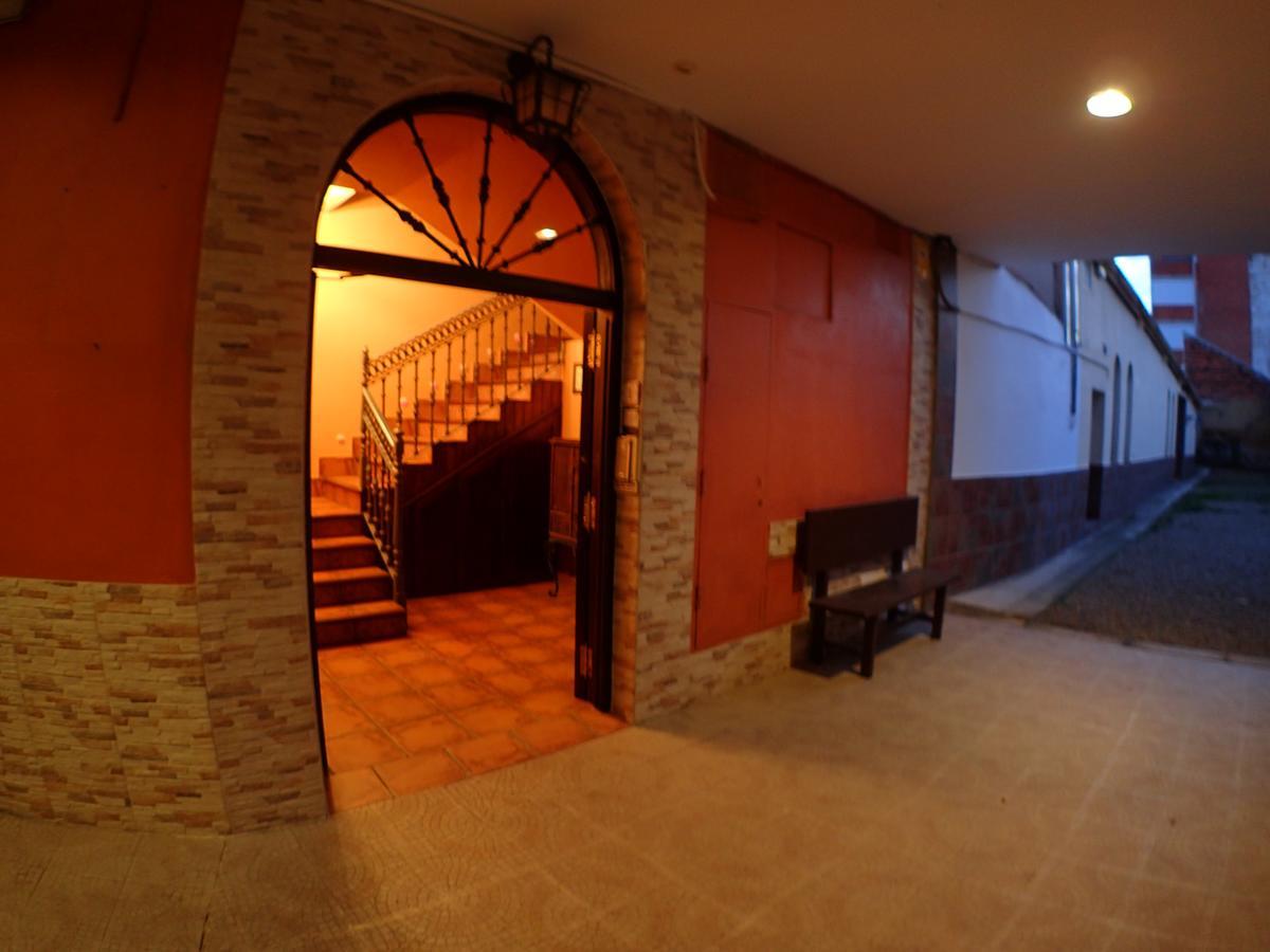 Hostal Santiago Carrion De Los Condes Bagian luar foto