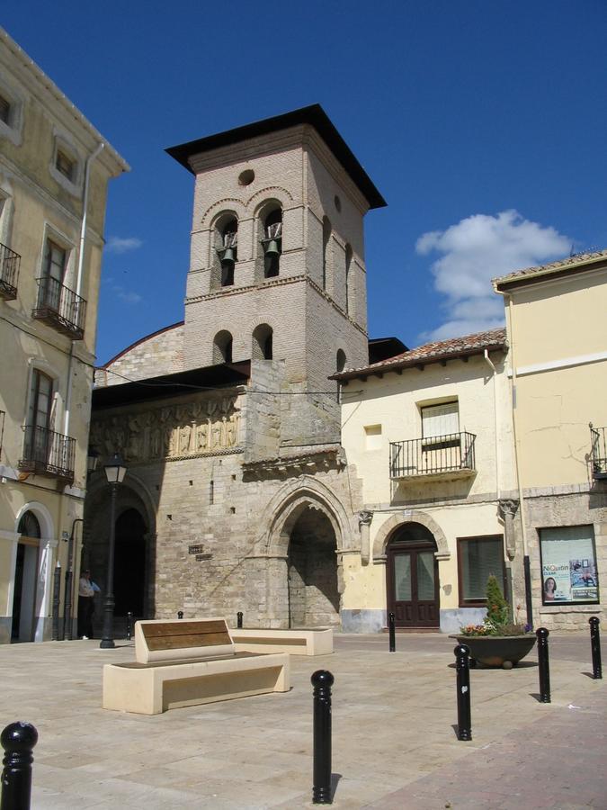 Hostal Santiago Carrion De Los Condes Bagian luar foto