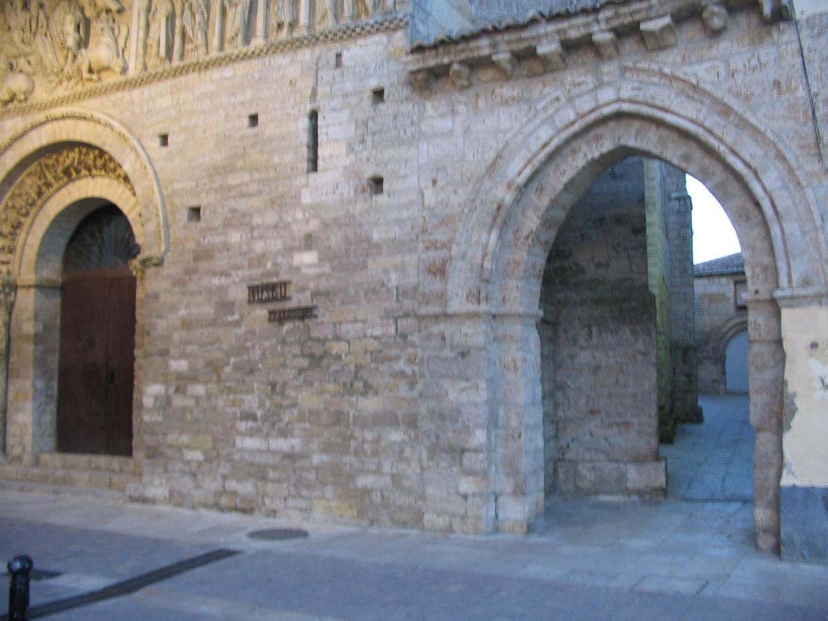Hostal Santiago Carrion De Los Condes Bagian luar foto